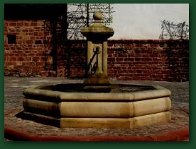 7. Dorfbrunnen "Pfalz" im Innenhof  » Click to zoom ->